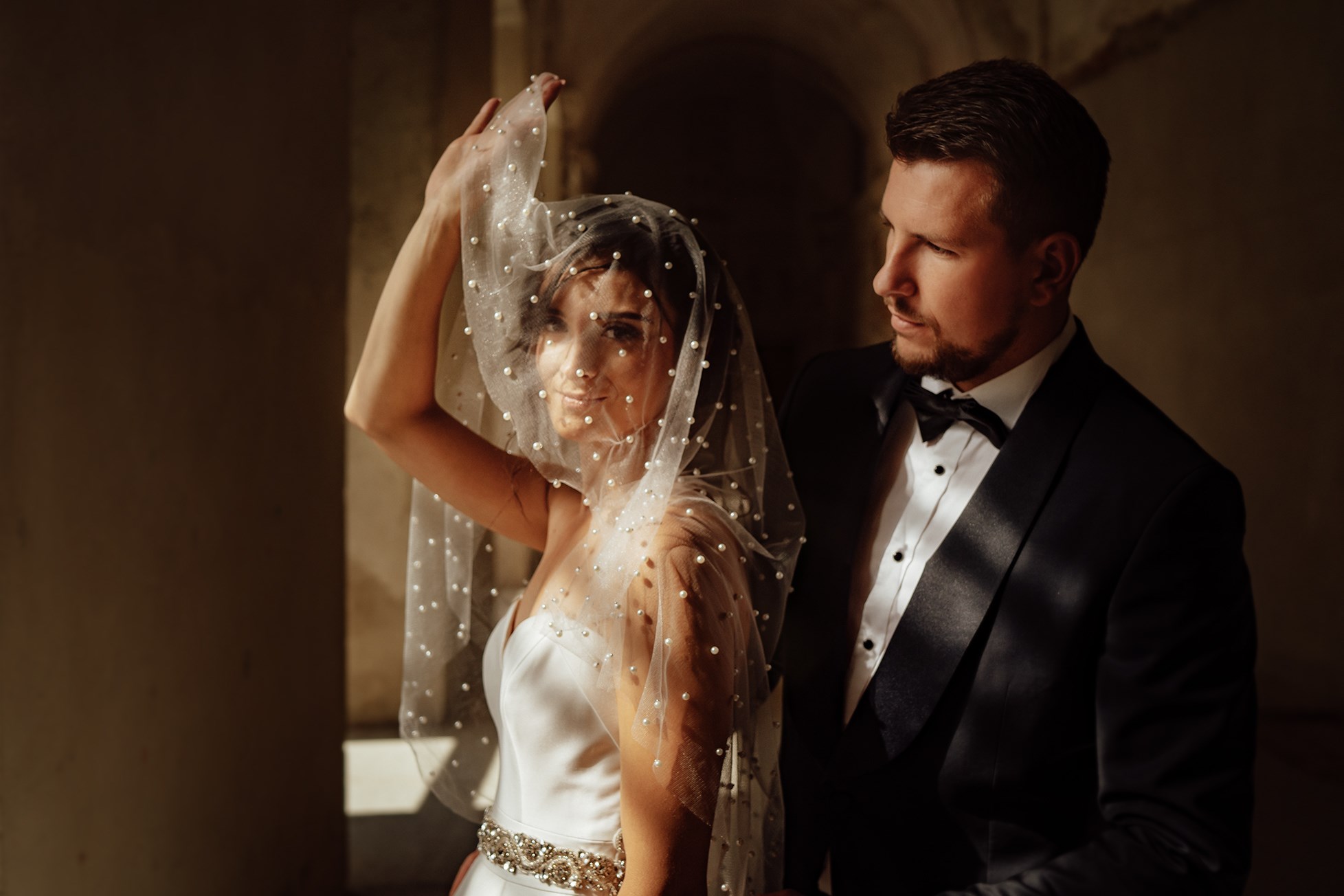 Piękna sesja ślubna w opactwie Lubiąż; wyjątkowy plener ślubny