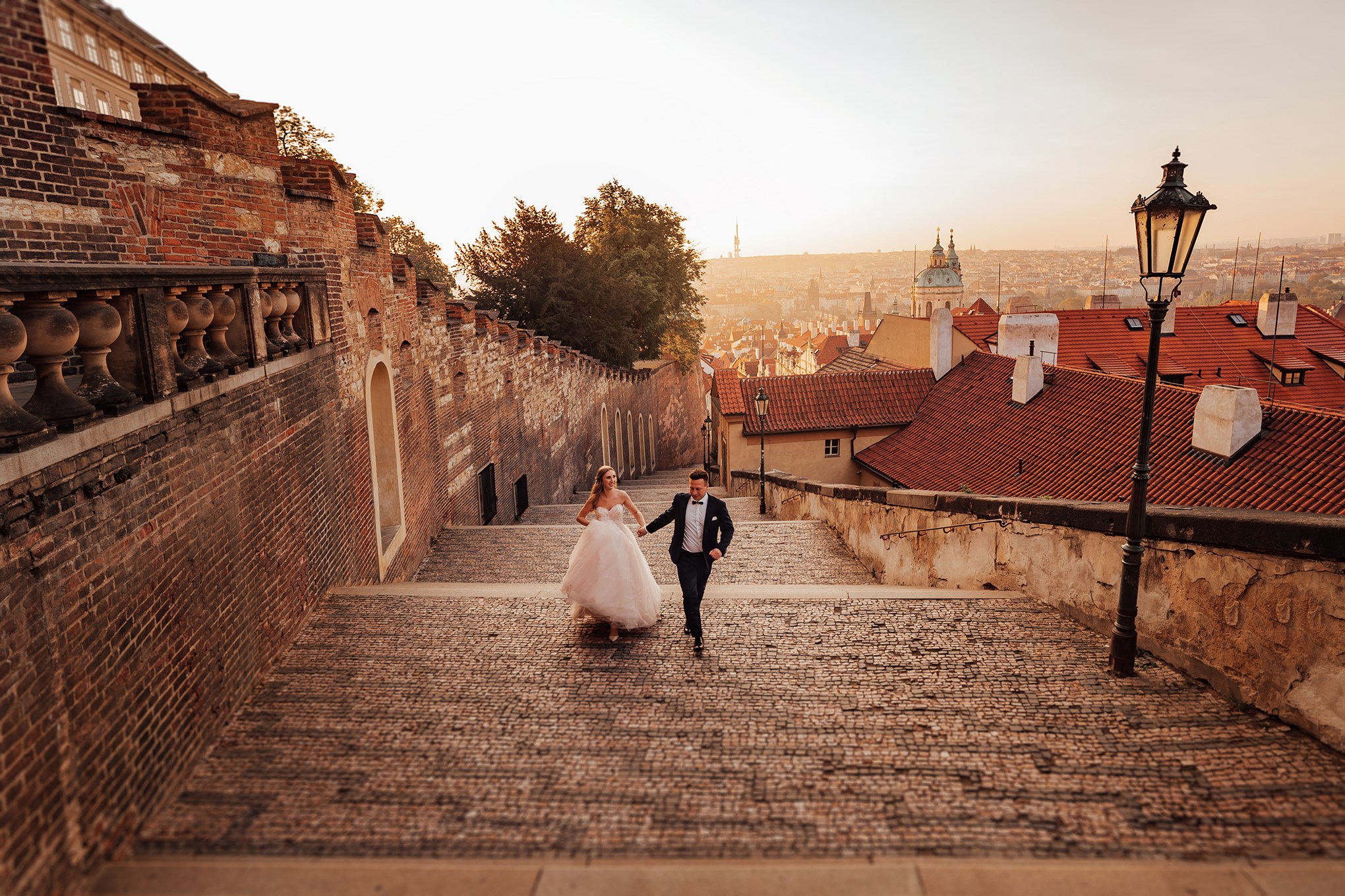 Plener ślubny w Pradze o wschodzie słońca; stare miasto