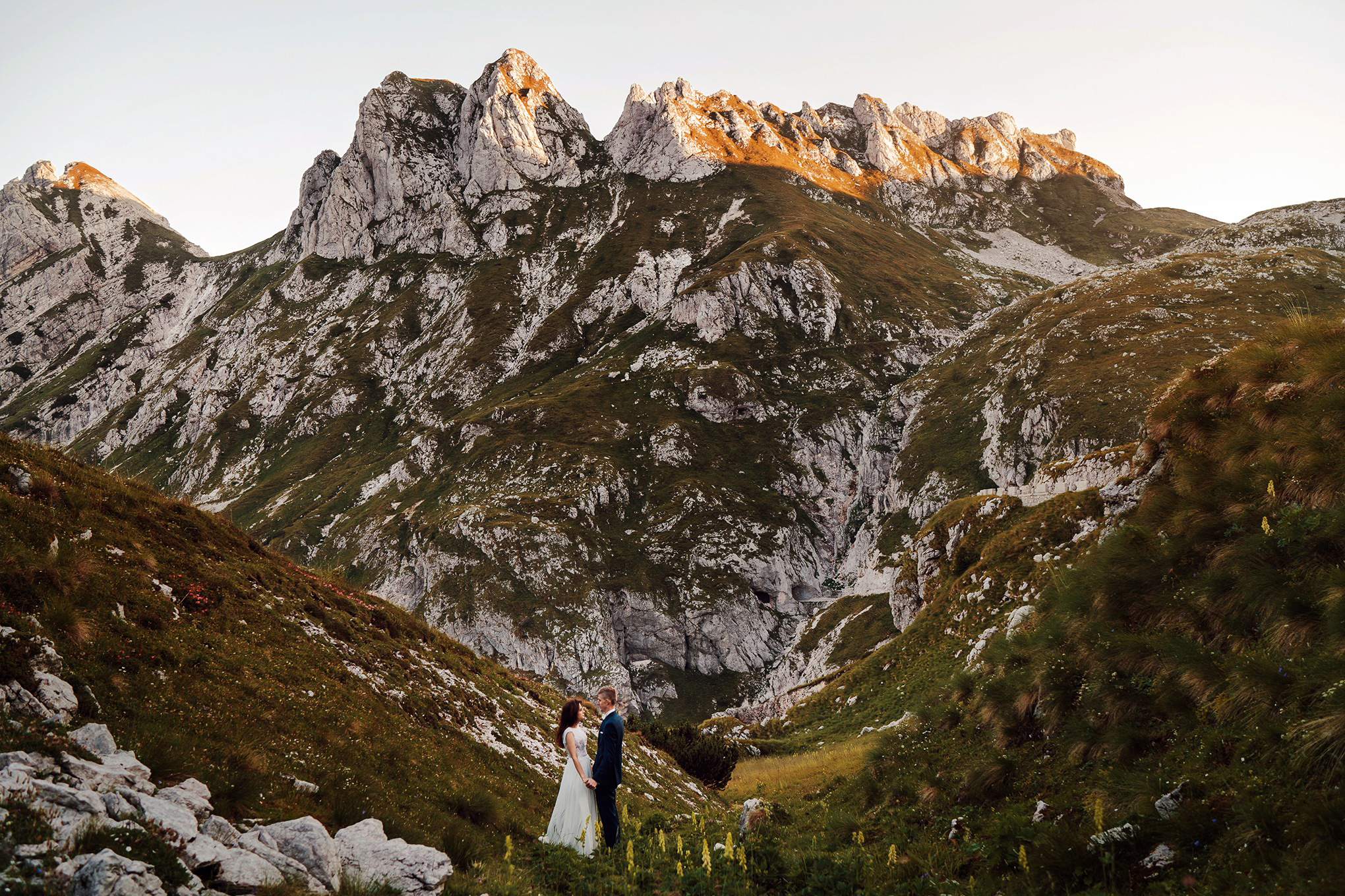 zdjęcie o wschodzie słońca na Słowenii; sesja poślubna