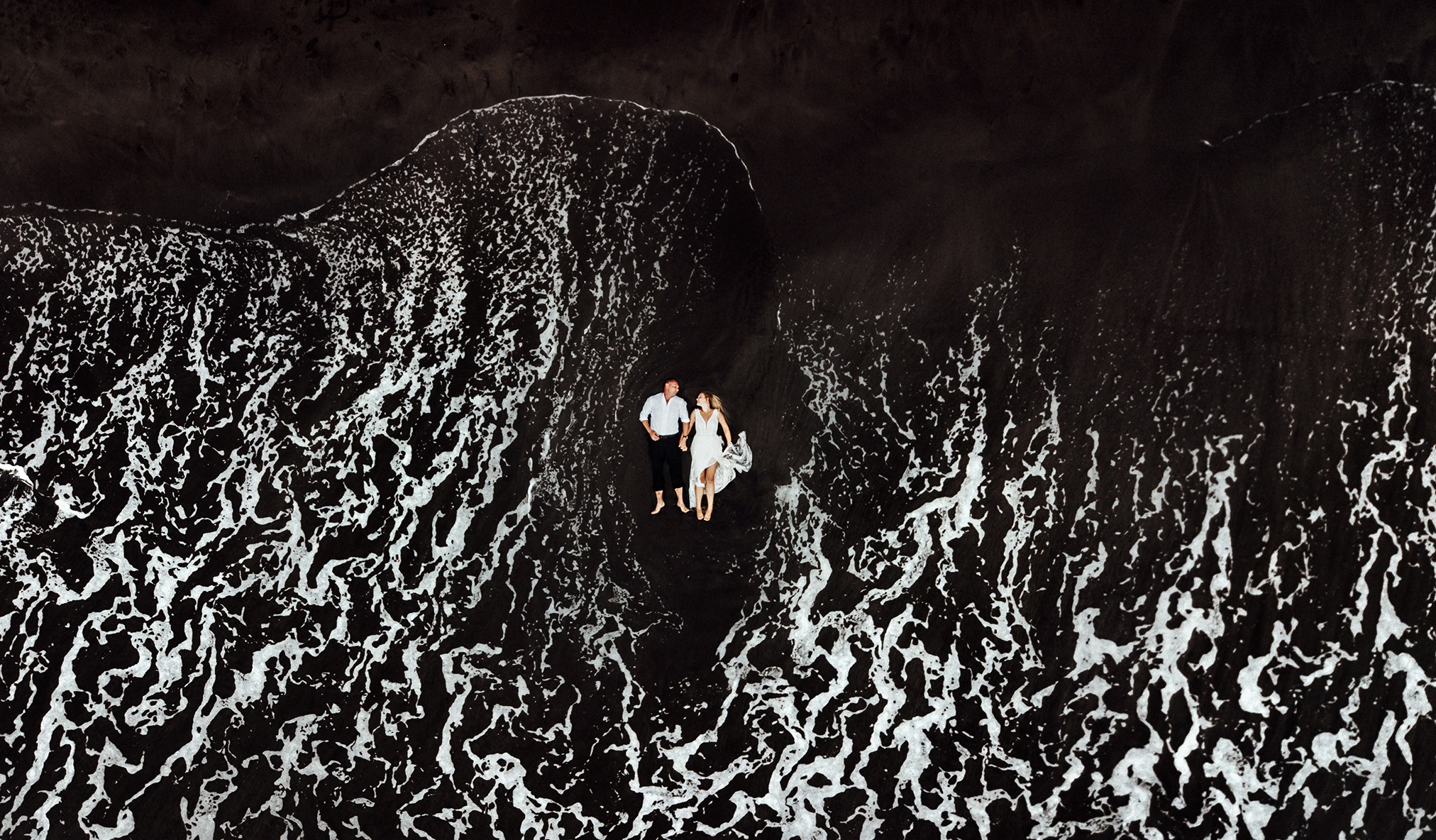 zdjęcie ślubne z drona wykonane na czarnej plaży na Teneryfie