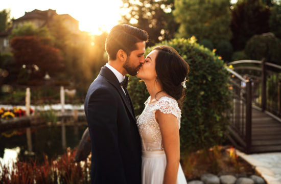 Fotografia ślubna Katowice, piękna panna młoda całująca pana młodego przy promieniach zachodzącego Słońca. Mini sesja w dniu ślubu.