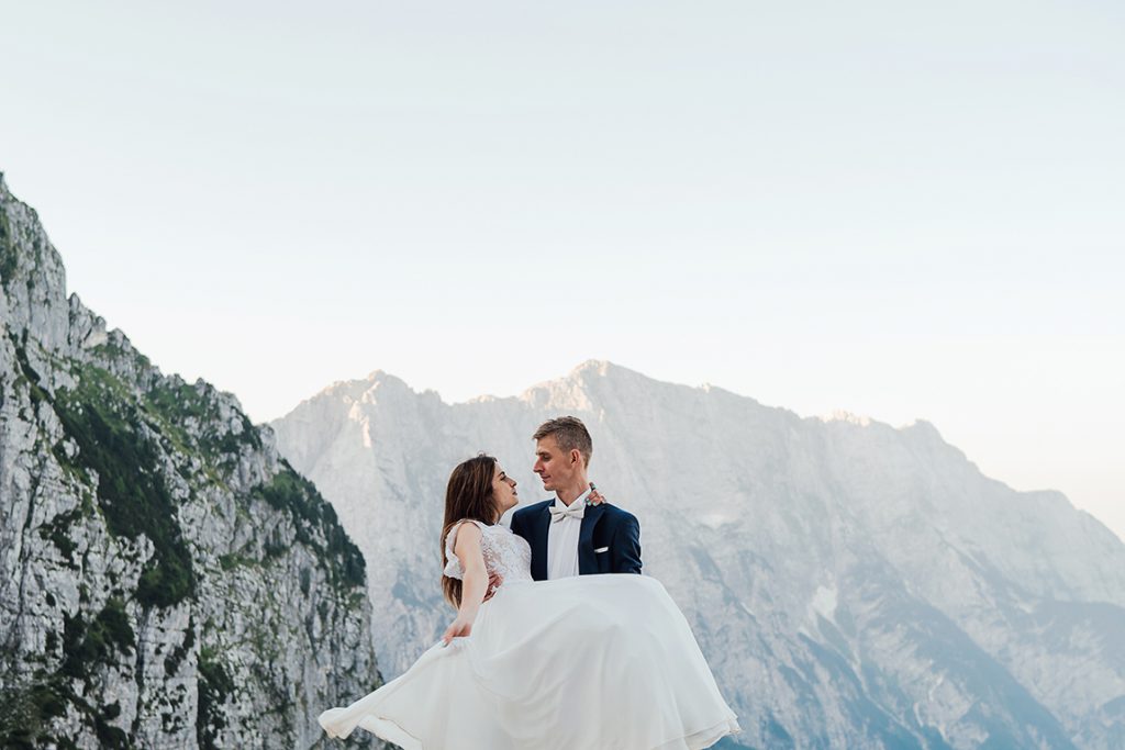 sesja ślubna na Słowenii młodej pary na tle gór.