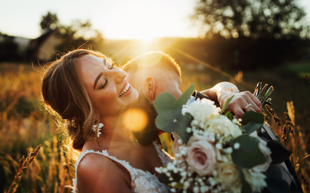 planowanie dnia ślubu - poradnik - szczęśliwa para młoda całująca się na tle zachodzącego słońca