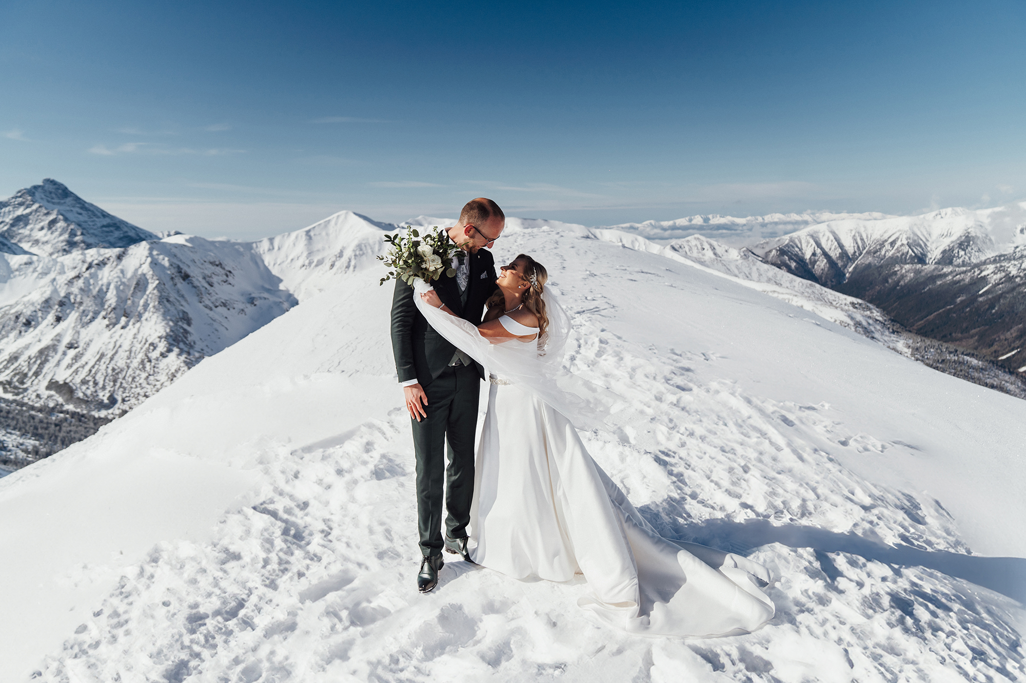 Zimowa sesja ślubna na Kasprowym Wierchu, fotograf ślubny Śląsk, Studio A Wedding – Karolina i Dominik, sesja ślubna Tatry, śnieżna sesja dla pary młodej, zdjęcia ślubne Kasprowy Wierch, fotograf ślubny Polska, ślubna sesja fotograficzna w górach, romantyczne zdjęcia w śniegu