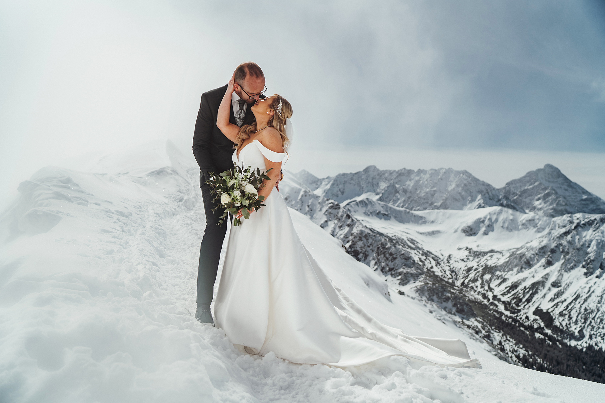 Zimowa sesja ślubna na Kasprowym Wierchu, fotograf ślubny Śląsk, Studio A Wedding – Karolina i Dominik, sesja ślubna Tatry, śnieżna sesja dla pary młodej, zdjęcia ślubne Kasprowy Wierch, fotograf ślubny Polska, ślubna sesja fotograficzna w górach, romantyczne zdjęcia w śniegu