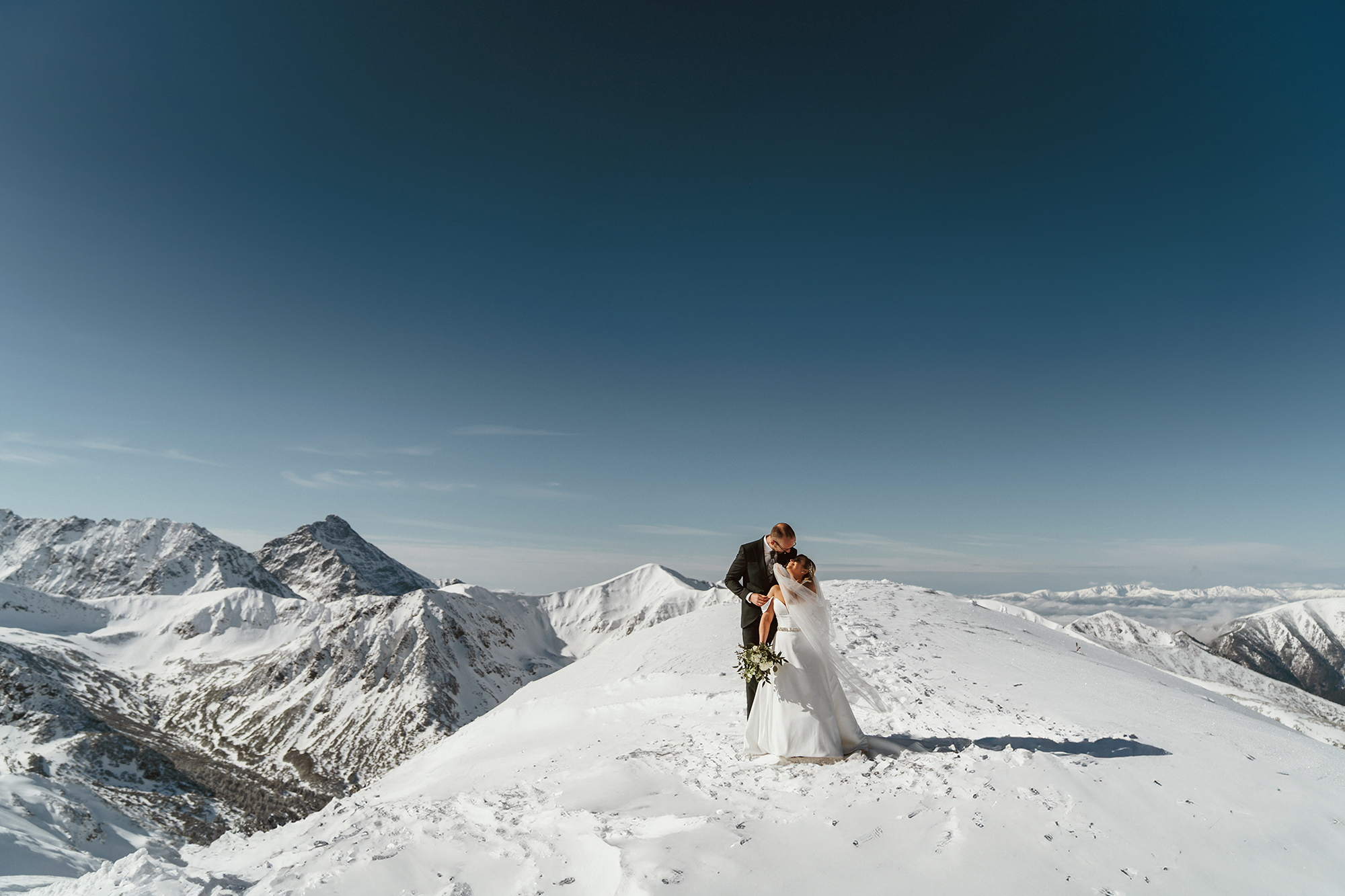 Zimowa sesja ślubna na Kasprowym Wierchu, fotograf ślubny Śląsk, Studio A Wedding – Karolina i Dominik, sesja ślubna Tatry, śnieżna sesja dla pary młodej, zdjęcia ślubne Kasprowy Wierch, fotograf ślubny Polska, ślubna sesja fotograficzna w górach, romantyczne zdjęcia w śniegu