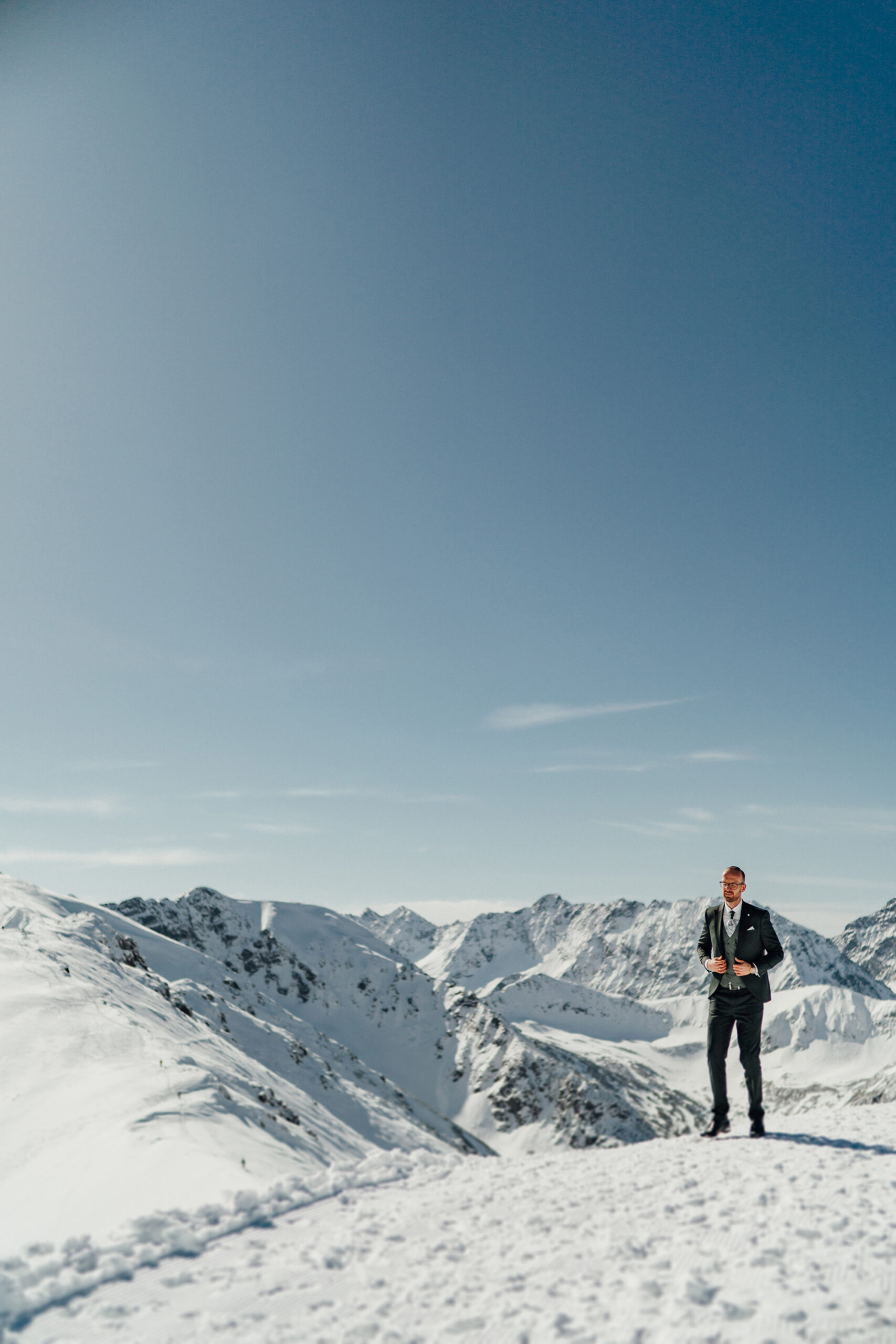 Zimowa sesja ślubna na Kasprowym Wierchu, fotograf ślubny Śląsk, Studio A Wedding – Karolina i Dominik, sesja ślubna Tatry, śnieżna sesja dla pary młodej, zdjęcia ślubne Kasprowy Wierch, fotograf ślubny Polska, ślubna sesja fotograficzna w górach, romantyczne zdjęcia w śniegu