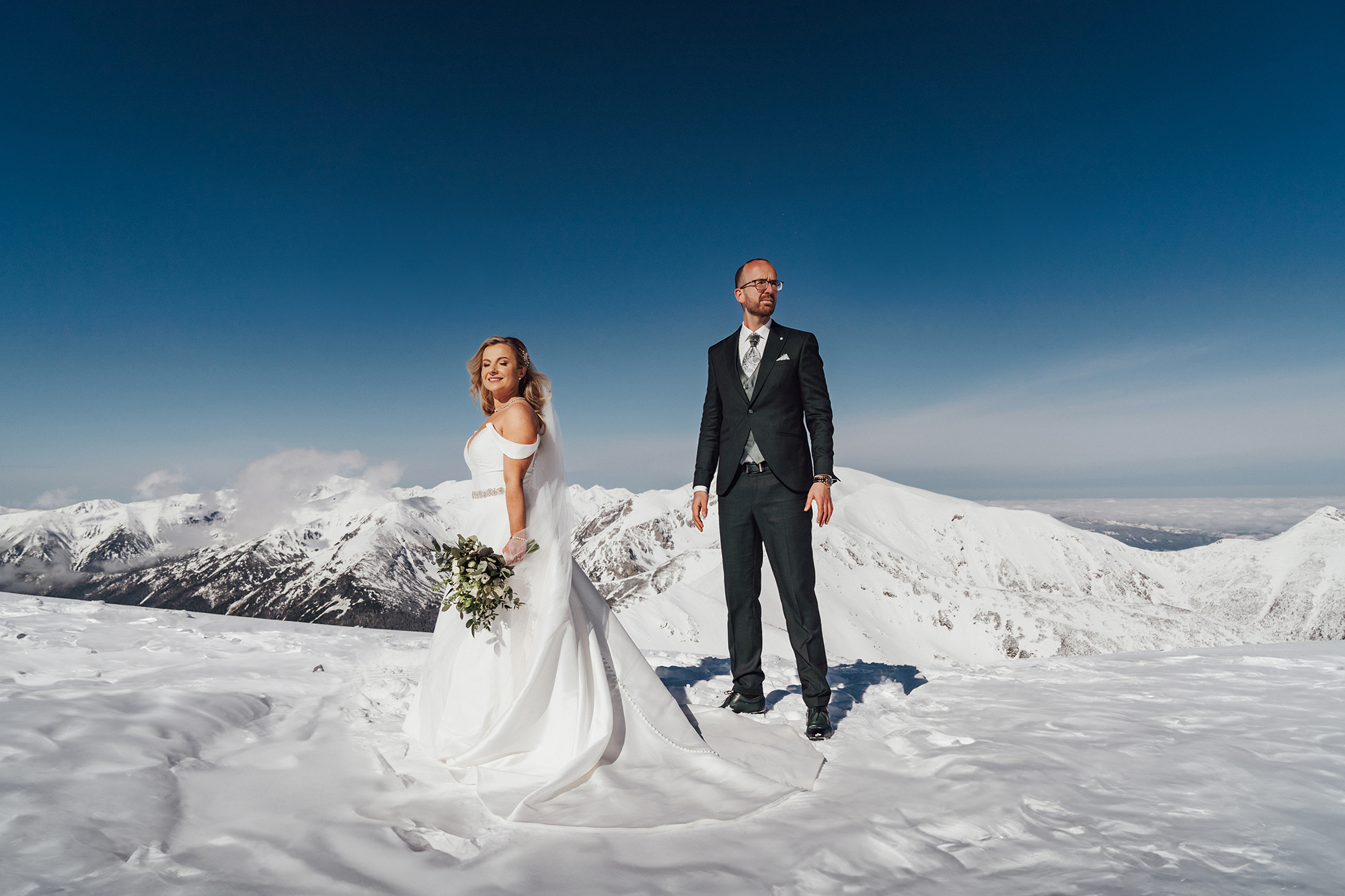 Zimowa sesja ślubna na Kasprowym Wierchu, fotograf ślubny Śląsk, Studio A Wedding – Karolina i Dominik, sesja ślubna Tatry, śnieżna sesja dla pary młodej, zdjęcia ślubne Kasprowy Wierch, fotograf ślubny Polska, ślubna sesja fotograficzna w górach, romantyczne zdjęcia w śniegu