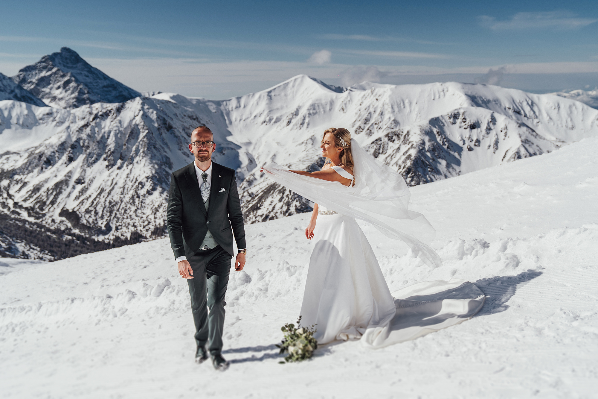 Zimowa sesja ślubna na Kasprowym Wierchu, fotograf ślubny Śląsk, Studio A Wedding – Karolina i Dominik, sesja ślubna Tatry, śnieżna sesja dla pary młodej, zdjęcia ślubne Kasprowy Wierch, fotograf ślubny Polska, ślubna sesja fotograficzna w górach, romantyczne zdjęcia w śniegu