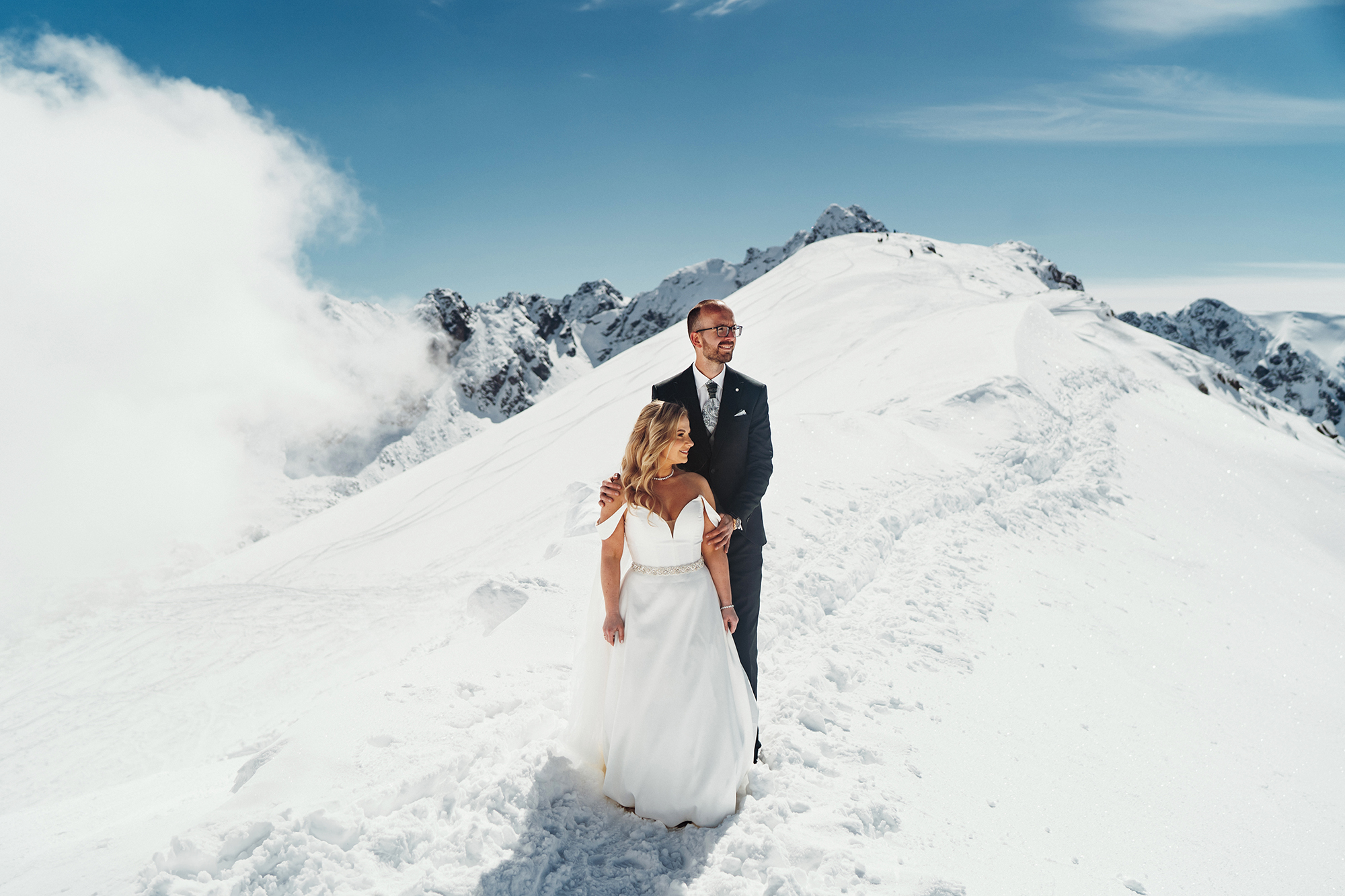 Zimowa sesja ślubna na Kasprowym Wierchu, fotograf ślubny Śląsk, Studio A Wedding – Karolina i Dominik, sesja ślubna Tatry, śnieżna sesja dla pary młodej, zdjęcia ślubne Kasprowy Wierch, fotograf ślubny Polska, ślubna sesja fotograficzna w górach, romantyczne zdjęcia w śniegu