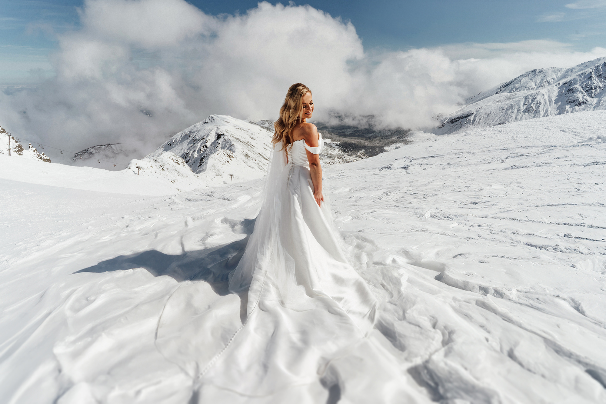 Zimowa sesja ślubna na Kasprowym Wierchu, fotograf ślubny Śląsk, Studio A Wedding – Karolina i Dominik, sesja ślubna Tatry, śnieżna sesja dla pary młodej, zdjęcia ślubne Kasprowy Wierch, fotograf ślubny Polska, ślubna sesja fotograficzna w górach, romantyczne zdjęcia w śniegu