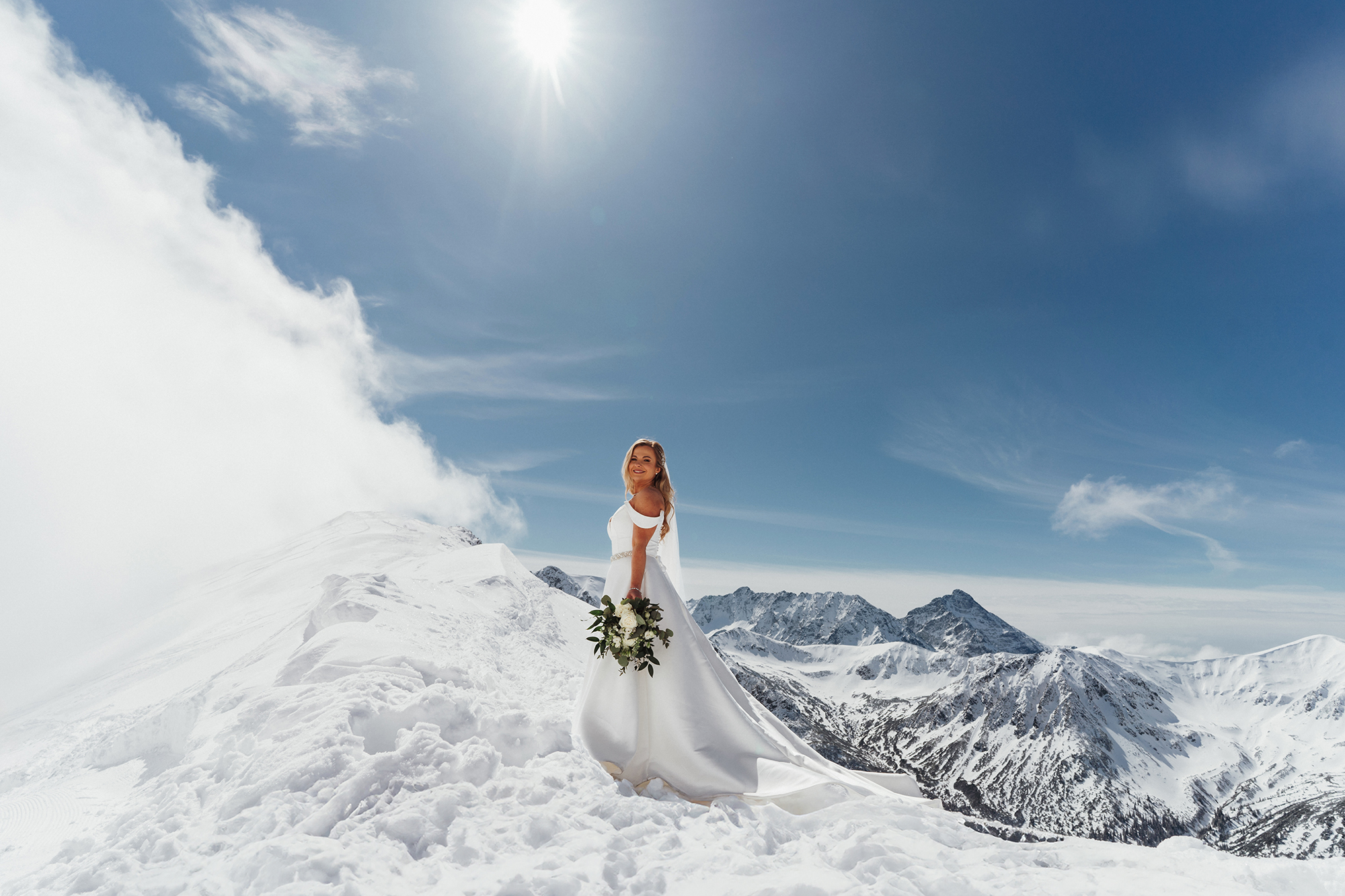 Zimowa sesja ślubna na Kasprowym Wierchu, fotograf ślubny Śląsk, Studio A Wedding – Karolina i Dominik, sesja ślubna Tatry, śnieżna sesja dla pary młodej, zdjęcia ślubne Kasprowy Wierch, fotograf ślubny Polska, ślubna sesja fotograficzna w górach, romantyczne zdjęcia w śniegu